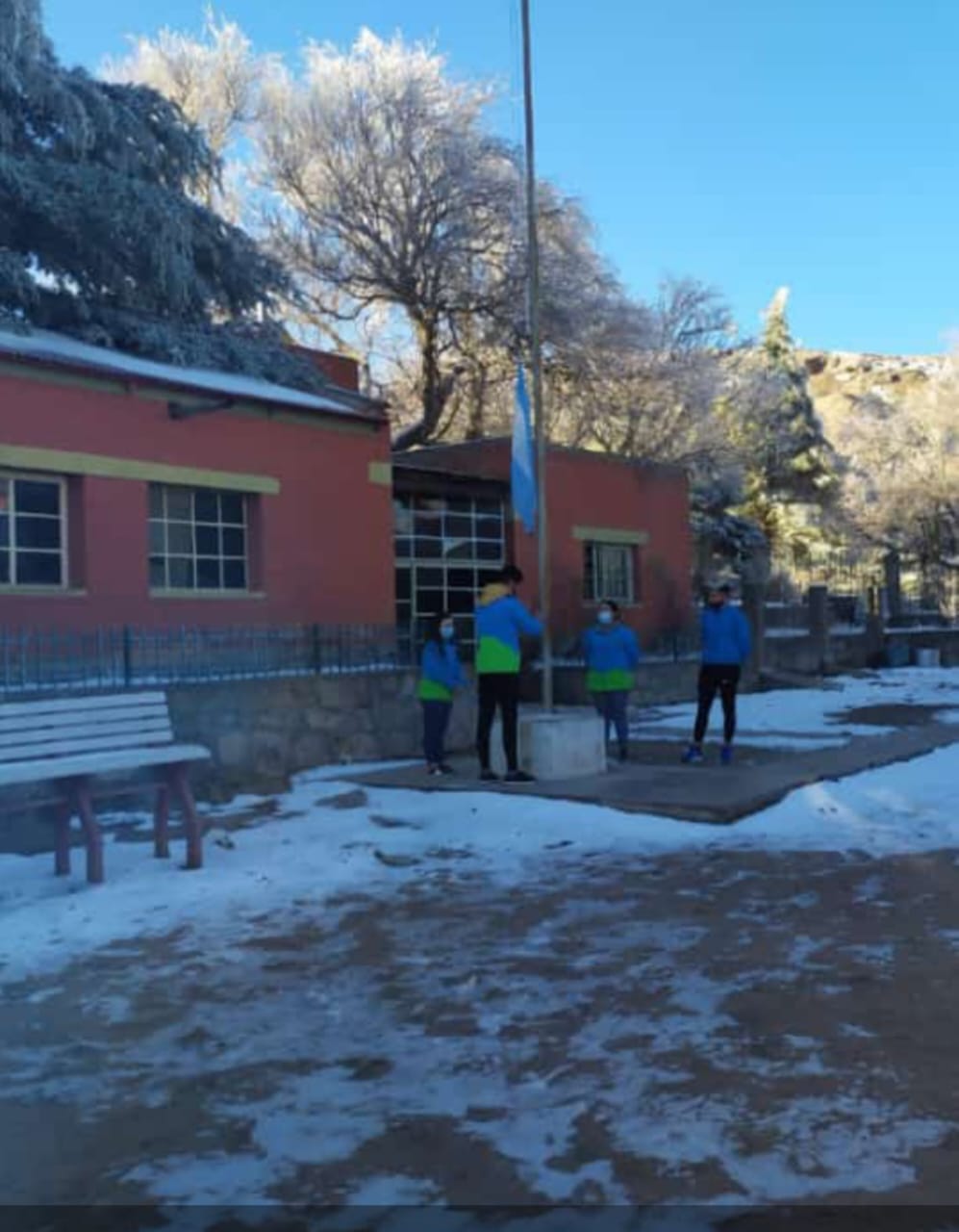 Entrega TV a escuela de montaña 